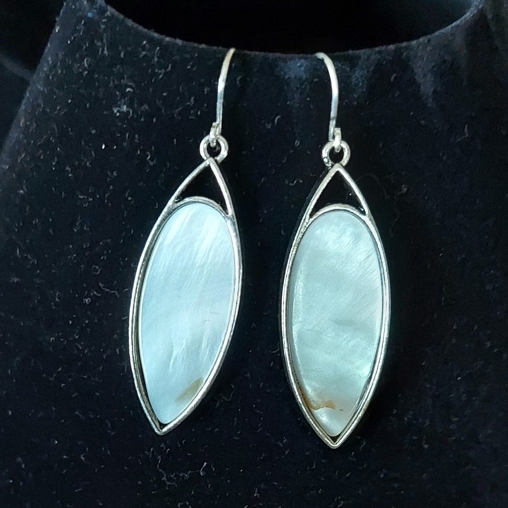 3/$15 nwt Nadine West shell earrings